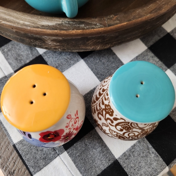 Pioneer Woman salt & pepper shakers floral Excellent condition - Picture 4 of 5